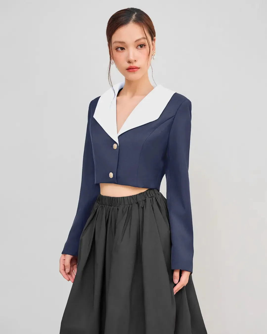 Contrast Collar Cropped Blazer in Navy Blue & White - Image 3