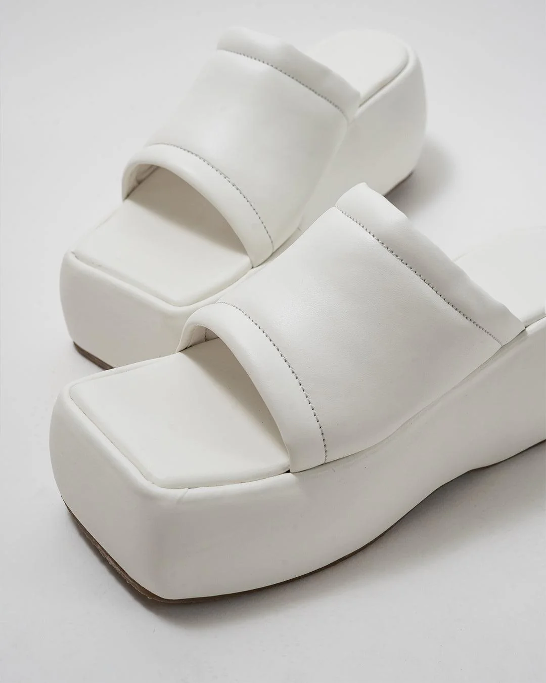 Vintage Vibe City Girl white Platforms - Image 2