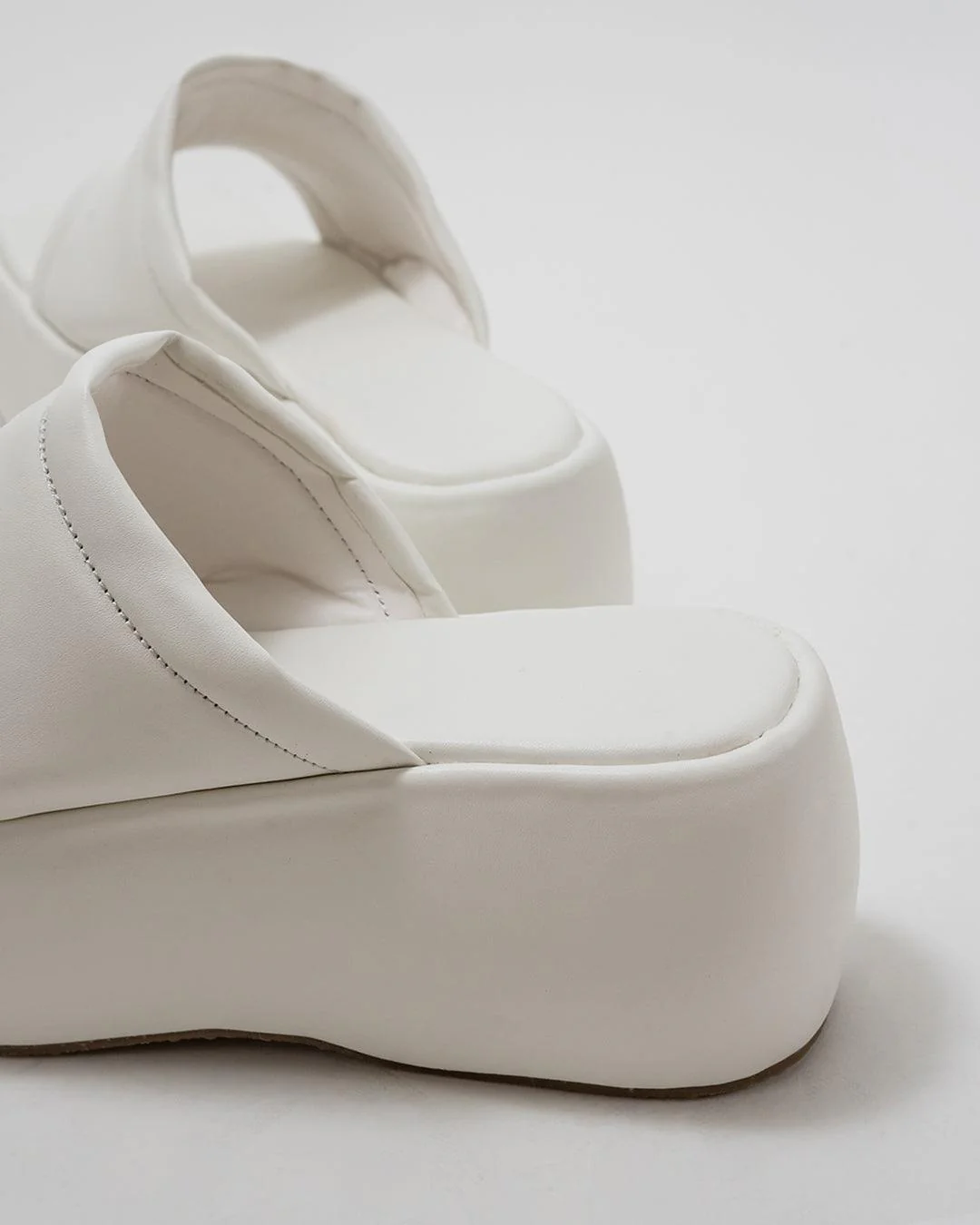 Vintage Vibe City Girl white Platforms - Image 3
