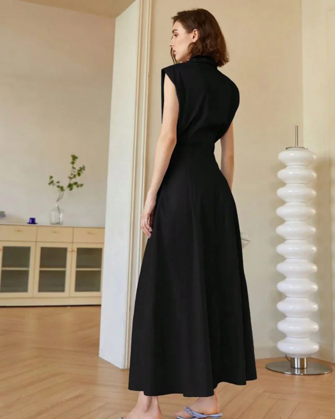 Elegant Collared Sleeveless Midi Dress in Black - Image 3