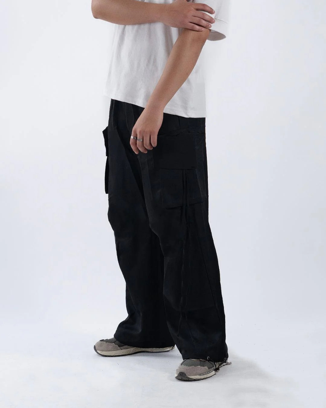 Men Drawstring Waist Plain Straight Leg Black Cargo Pants - Image 2