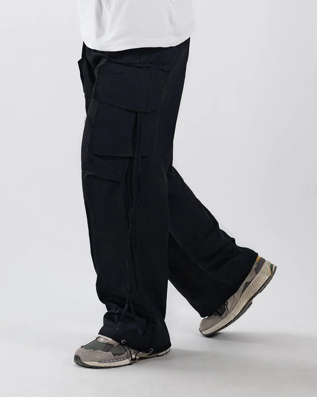 Men Drawstring Waist Plain Straight Leg Black Cargo Pants - Image 3