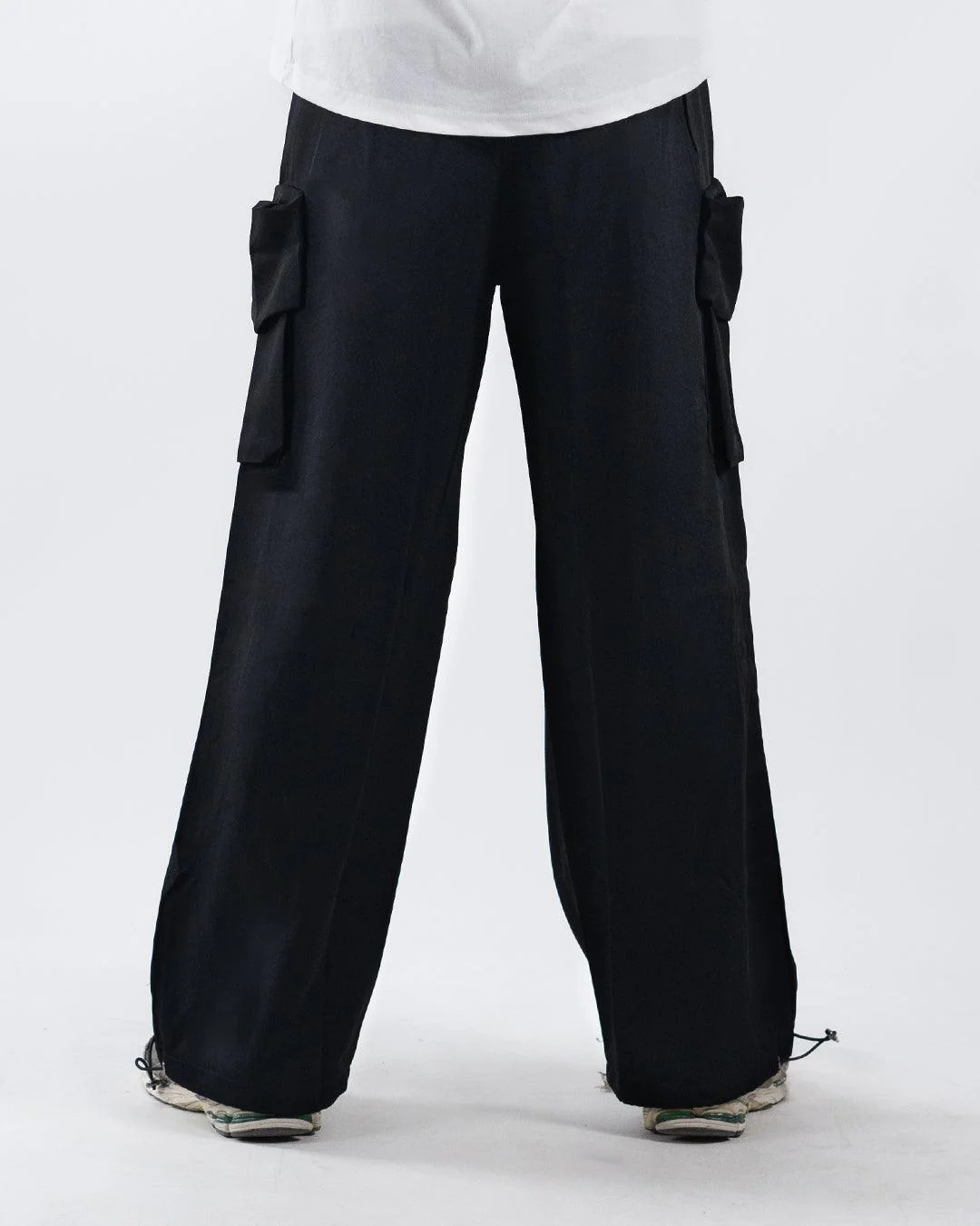 Men Drawstring Waist Plain Straight Leg Black Cargo Pants - Image 4