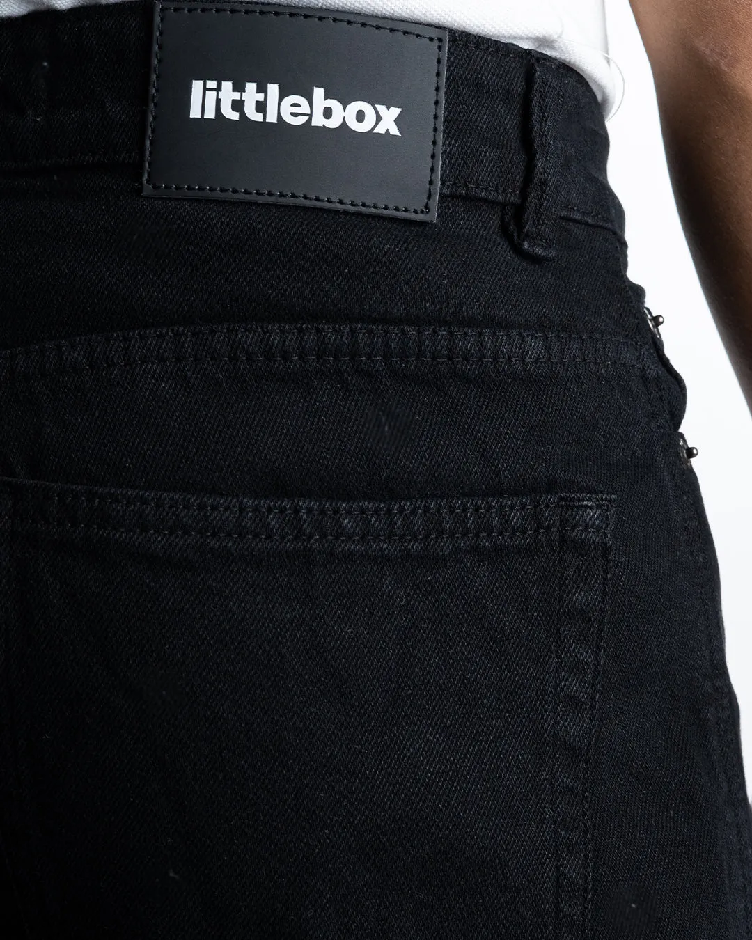 Men Straight Fit High-Rise Black Cargo Jeans - Image 4