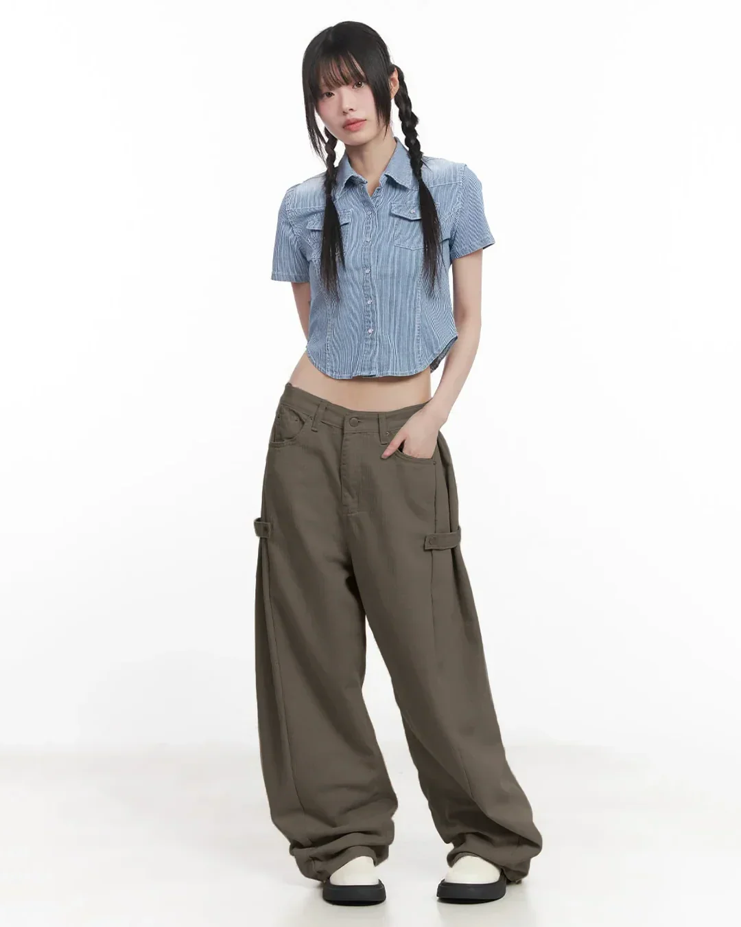 Mid-Rise Cargo Wide-Leg Trouser in Grey - Image 3