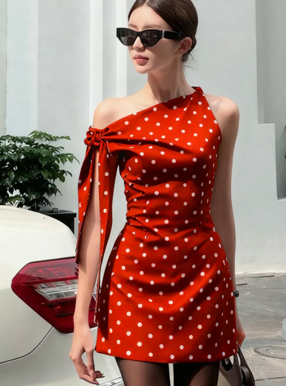Minimalist Polka-Dot Asymmetric Shoulder Bodycon Mini Dress - Image 3