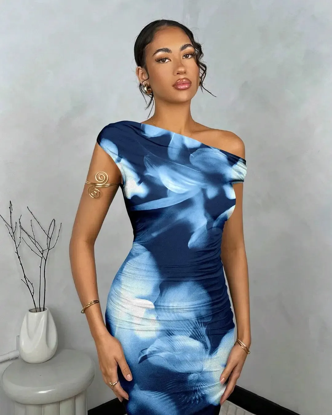 Oblique-Shoulder Asymmetrical Printed Bodycon Dress - Image 2