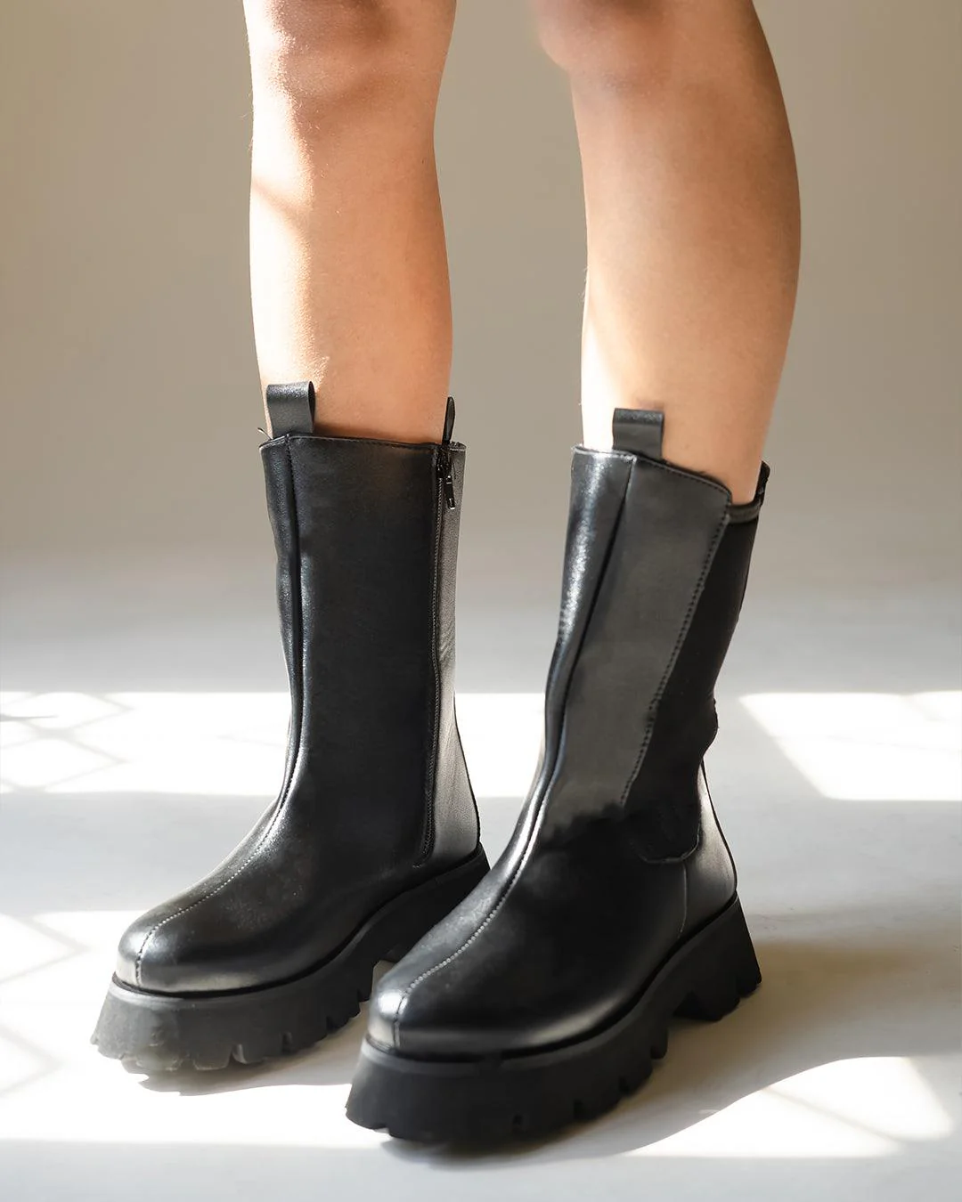 Off Duty Model Aesthetic Chunky Sole Chelsea Style Boots - Image 3