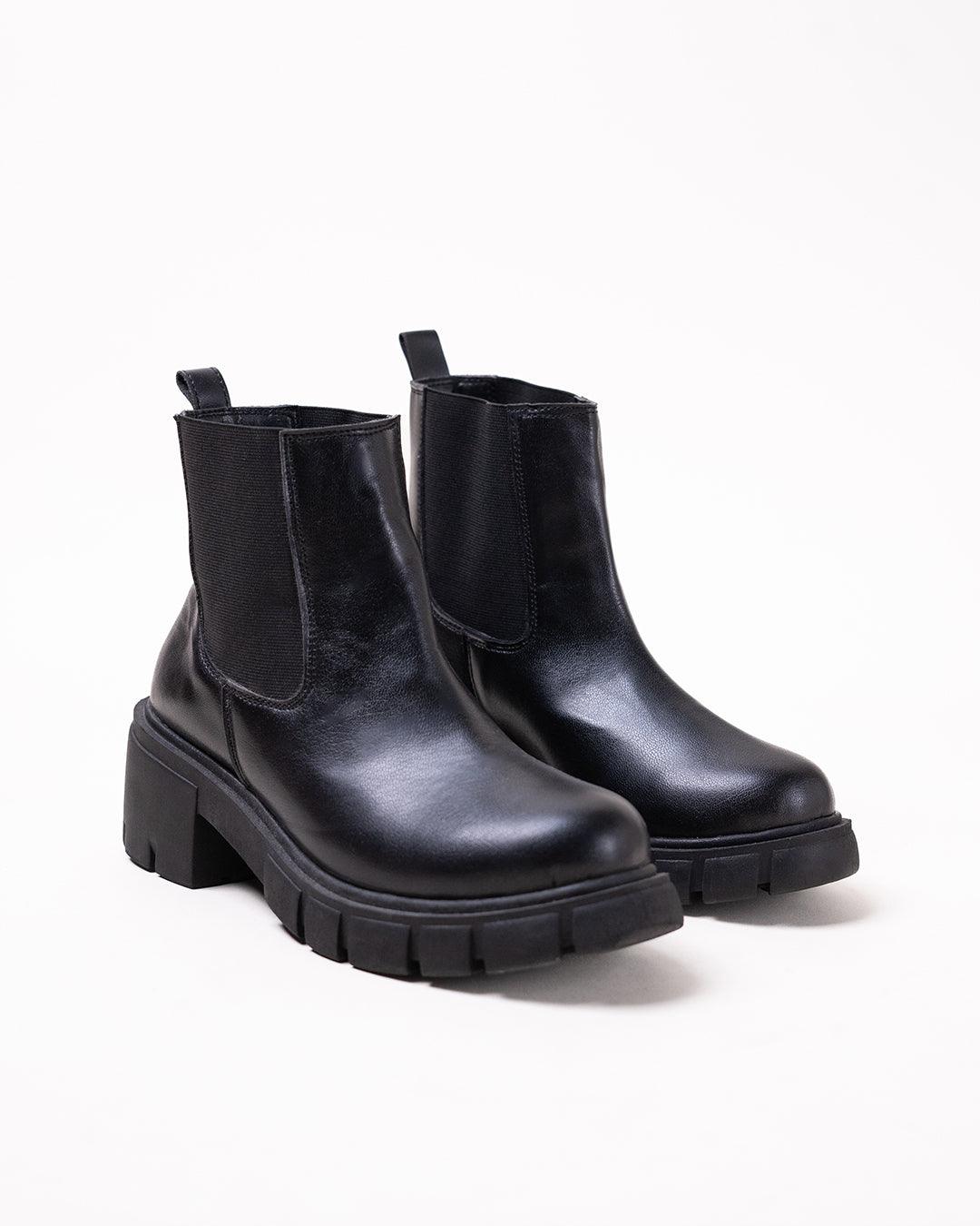 Off Duty Model Aesthetics Black Chelsea Boots With Track Soles - Image 2