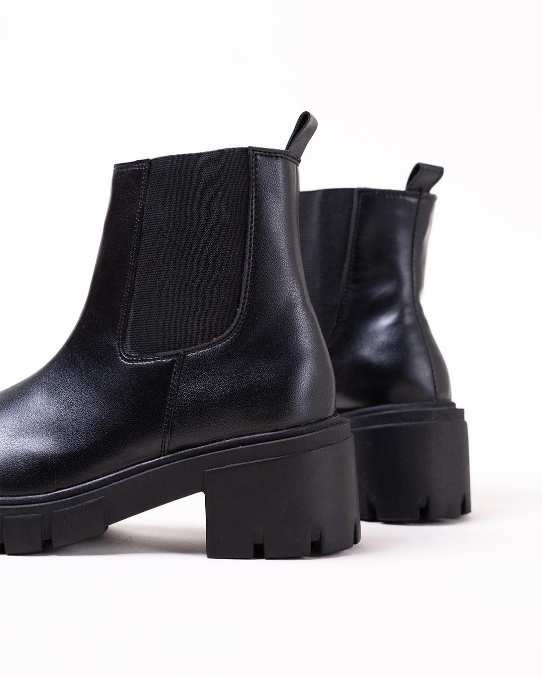 Off Duty Model Aesthetics Black Chelsea Boots With Track Soles - Image 3
