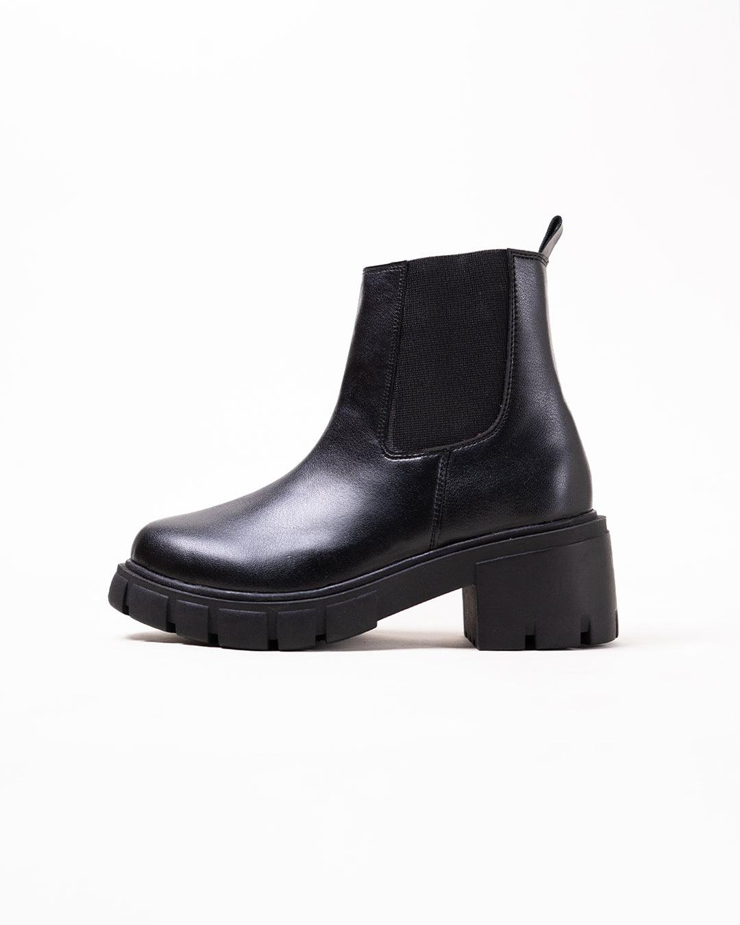 Off Duty Model Aesthetics Black Chelsea Boots With Track Soles - Image 4