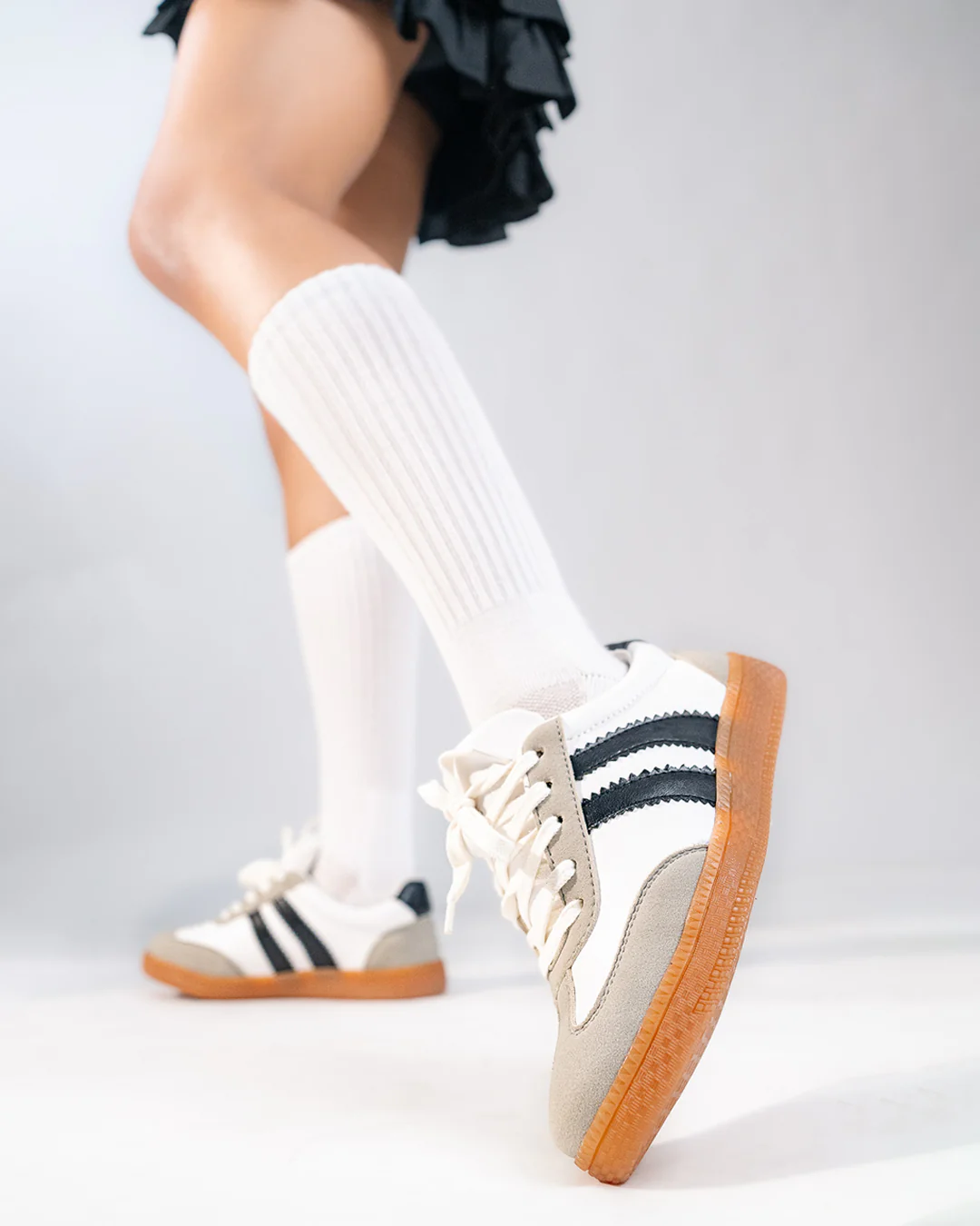 Retro Style Gum Sole Sneakers in White - Image 9