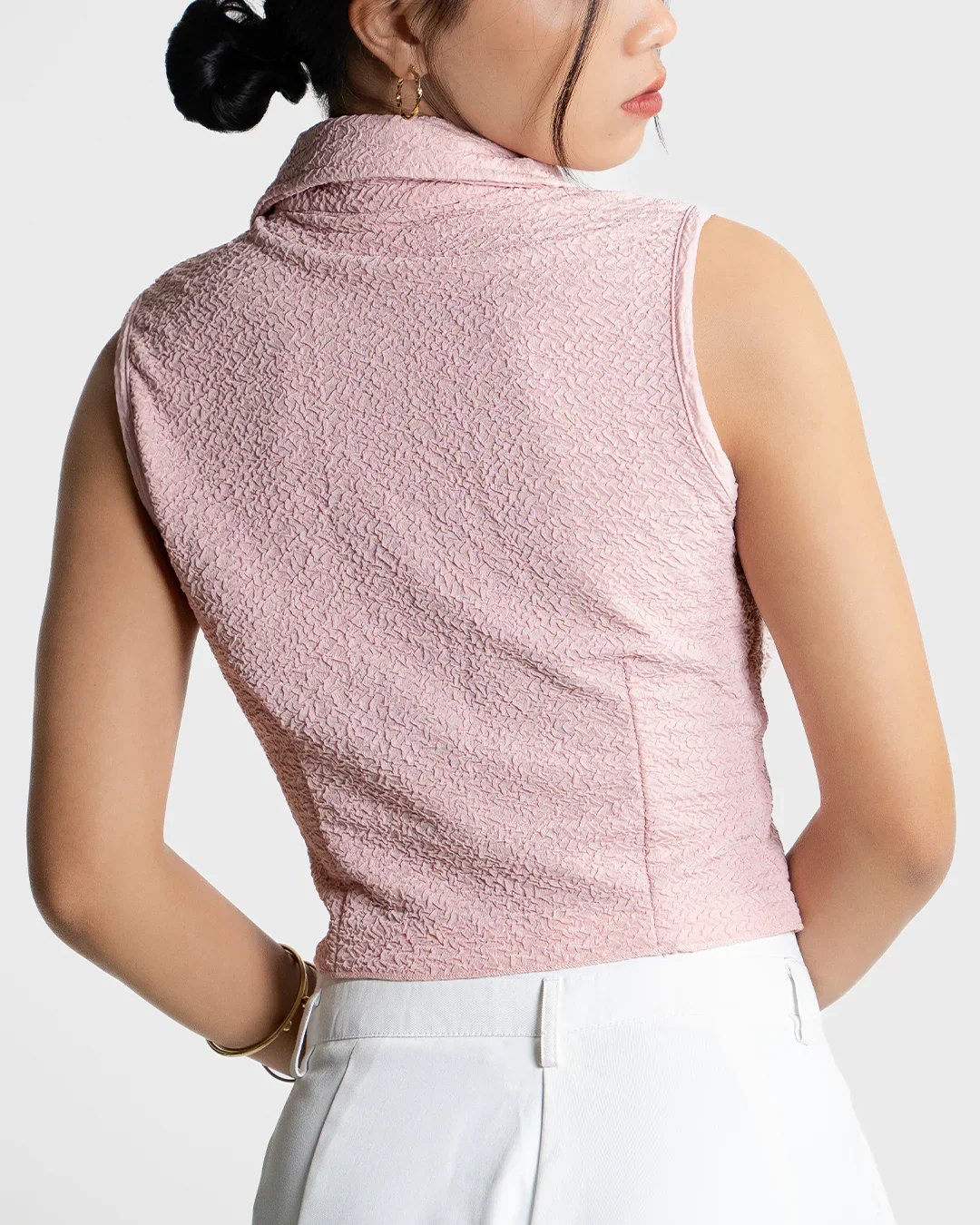 Sleeveless Collared Crop Shirt in Baby Pink - Image 3