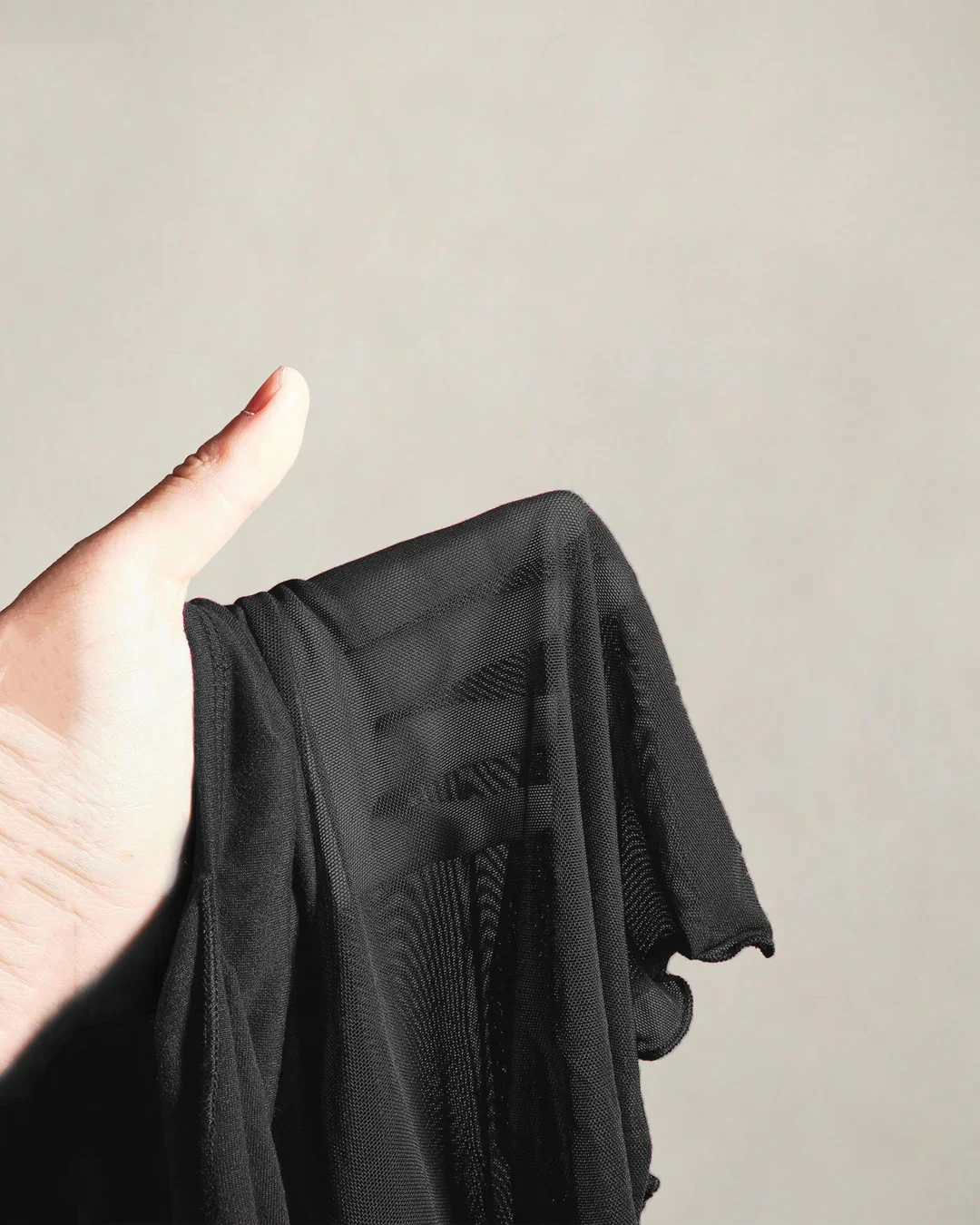 Sleeveless Tie Front Pleated Ruffle Top in Black - Image 3